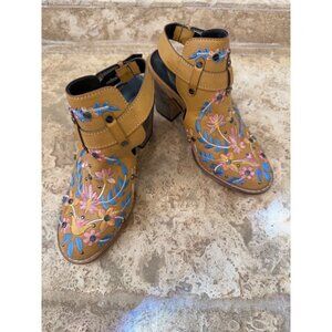 Womens Embroidered Floral Tan Heeled Sandals With Stud Accents & Adjustable Stra